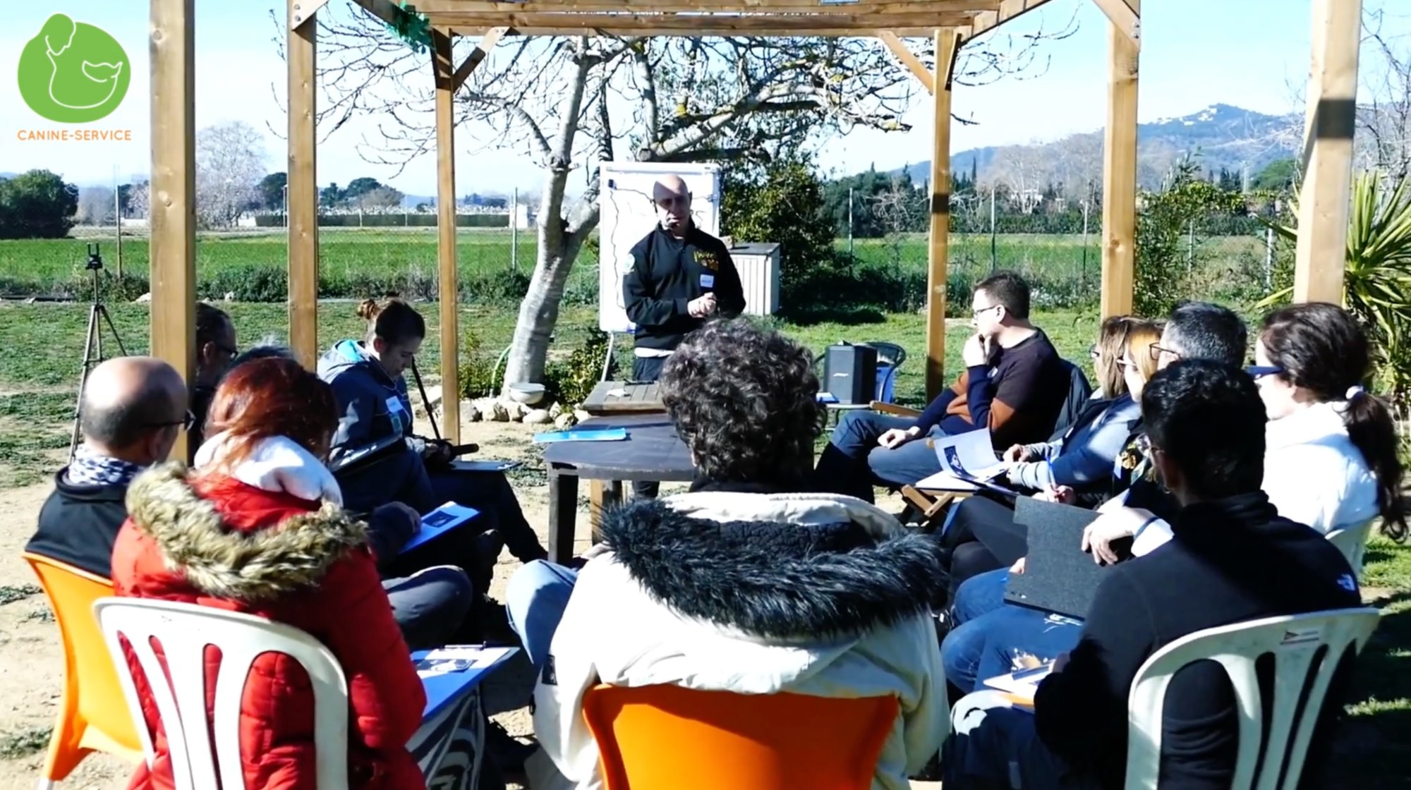 Manuel dando clase al aire libre. Debajo va el texto sobre las mil familias.